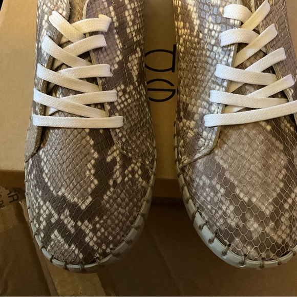 New Andre Assous Iris snake print leather sneakers 37 7 1” platform $189 - Picture 3 of 10